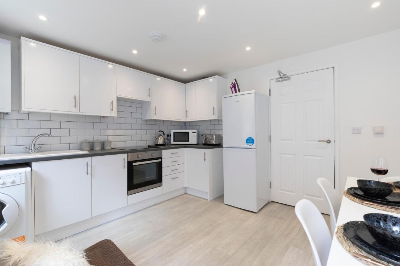 צ'לטנהם Modern Four Bedroom Four Bathroom Home מראה חיצוני תמונה