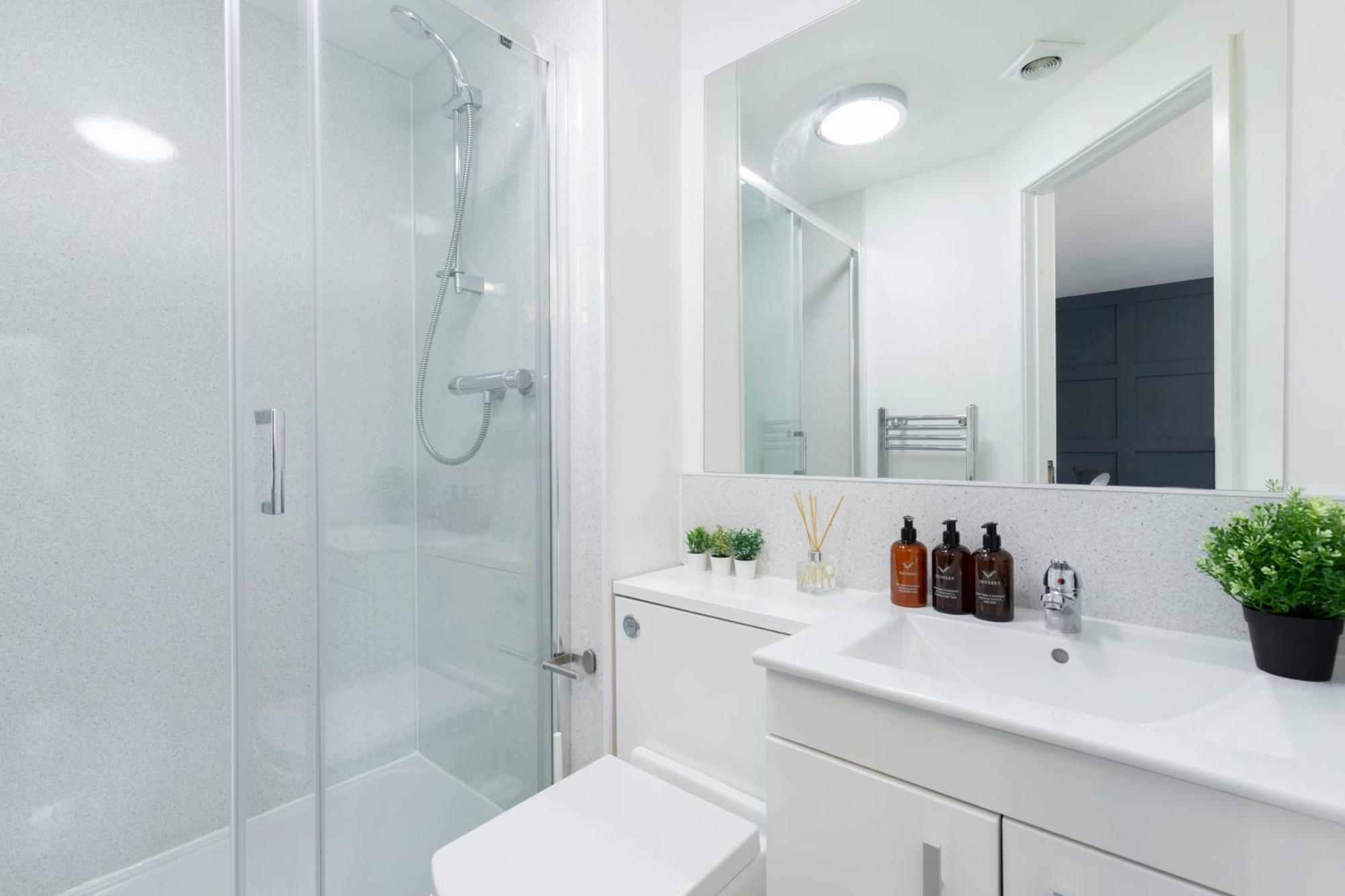 צ'לטנהם Modern Four Bedroom Four Bathroom Home מראה חיצוני תמונה