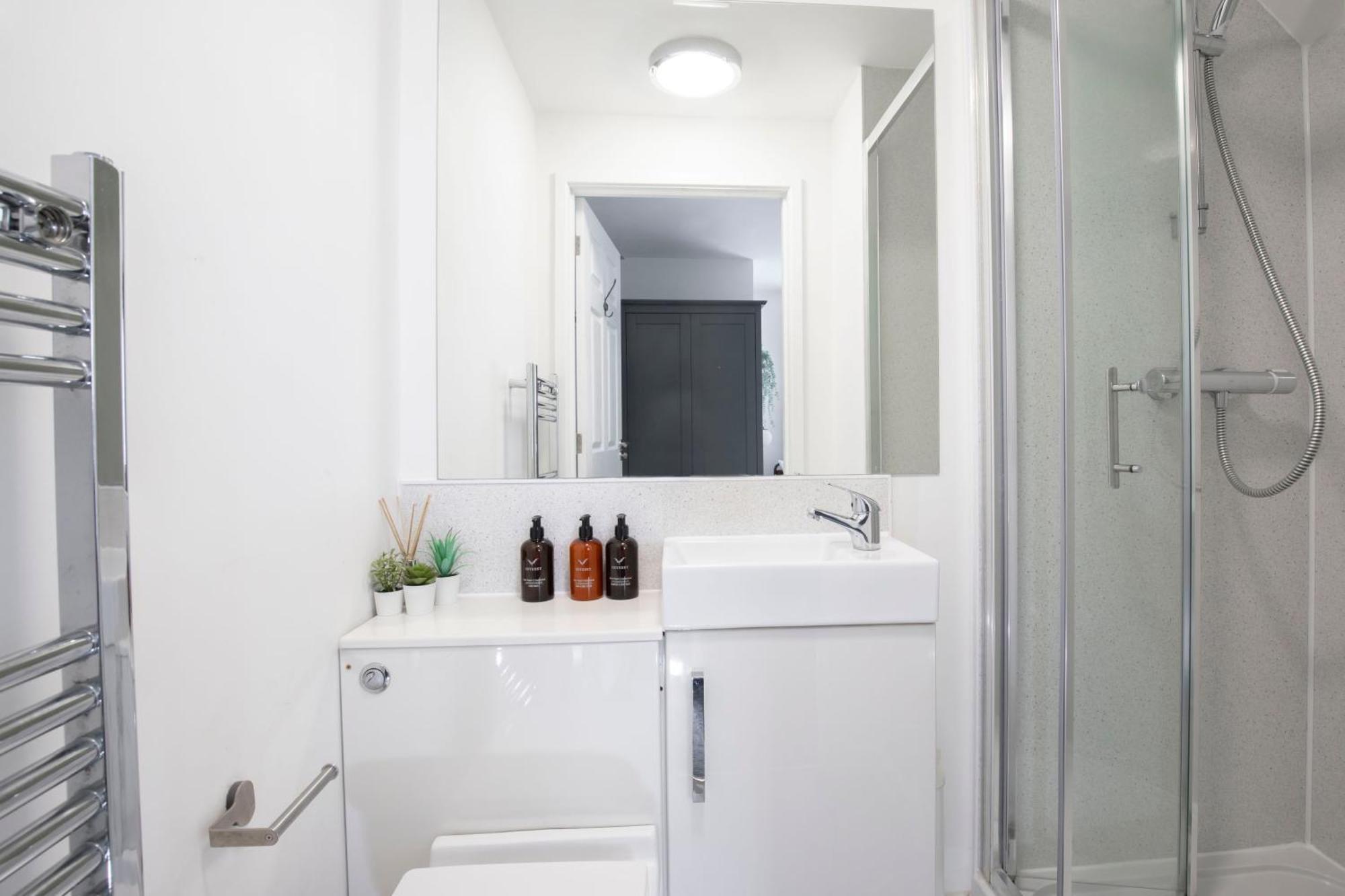 צ'לטנהם Modern Four Bedroom Four Bathroom Home מראה חיצוני תמונה