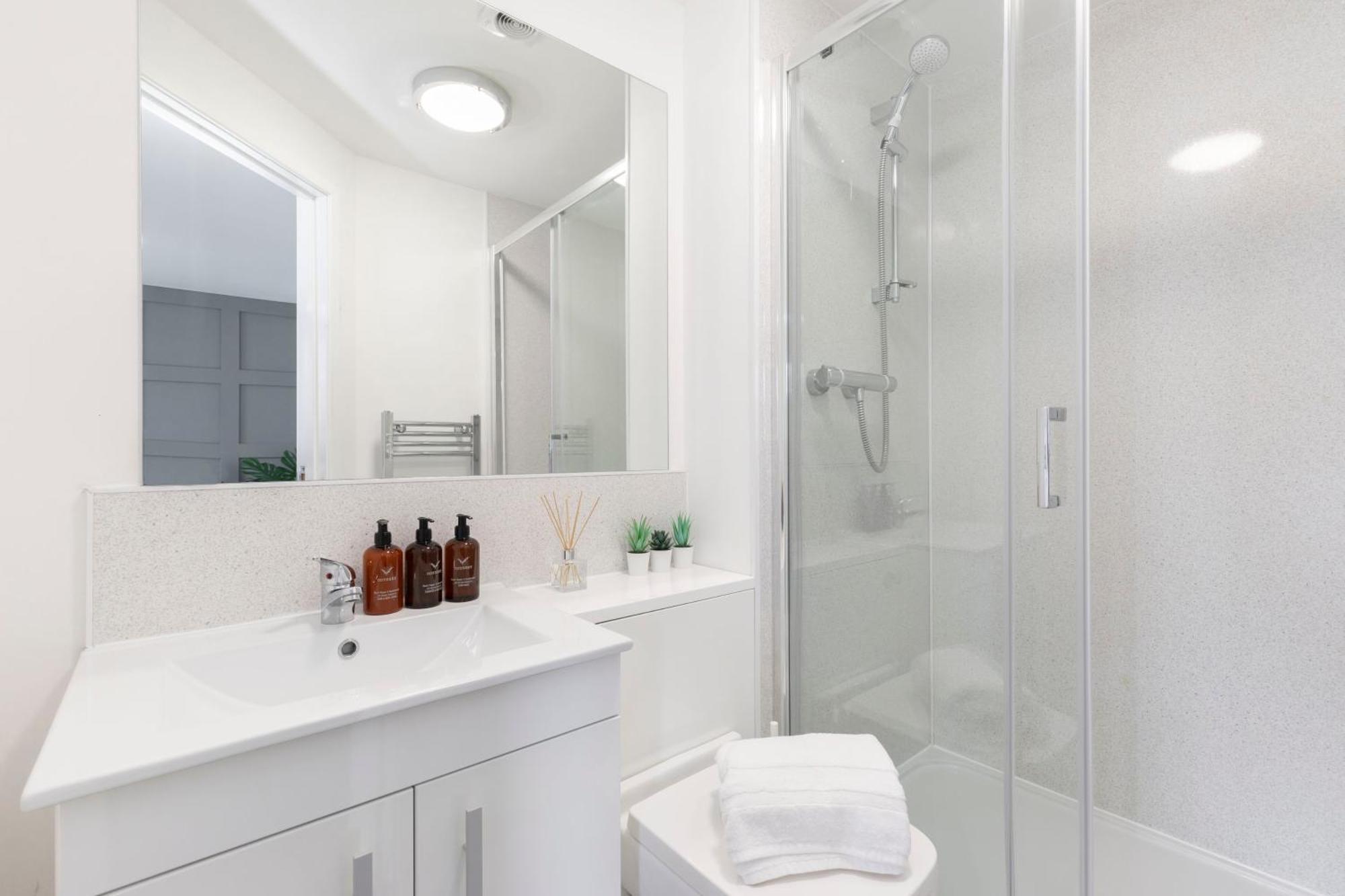 צ'לטנהם Modern Four Bedroom Four Bathroom Home מראה חיצוני תמונה