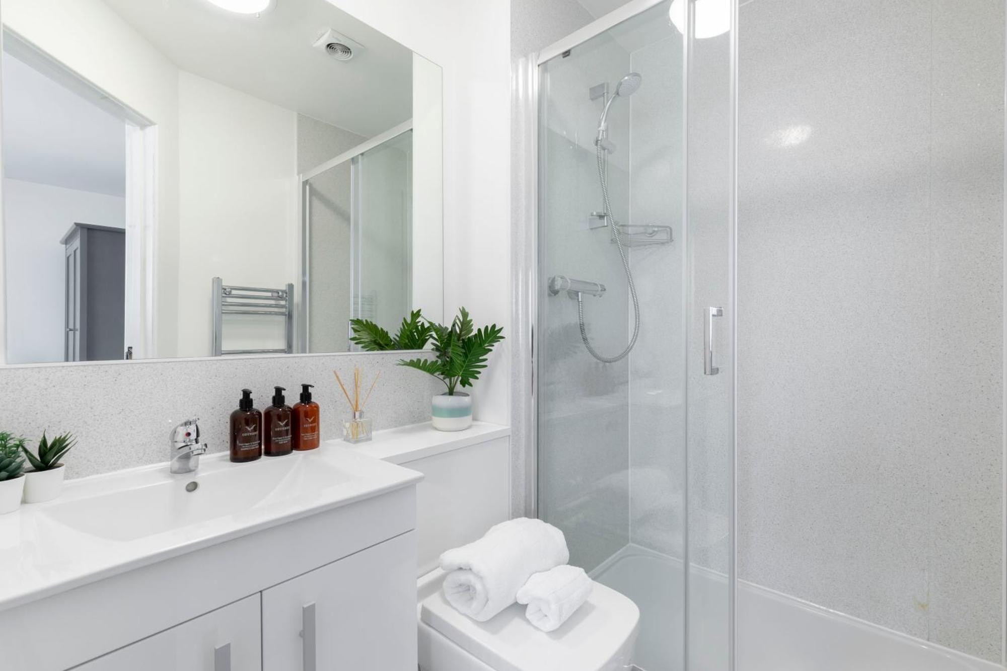 צ'לטנהם Modern Four Bedroom Four Bathroom Home מראה חיצוני תמונה